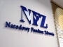 Logo NFZ ze styroduru i pleksi